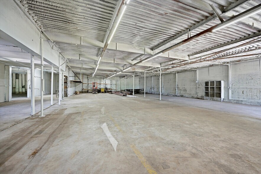 More Photos Of 613 S Armstrong Ave, Denison Warehouse For Sale
