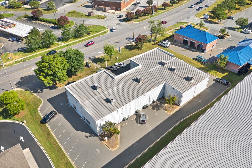 More Photos Of 129 Williamson Rd, Mooresville Unknown For Lease