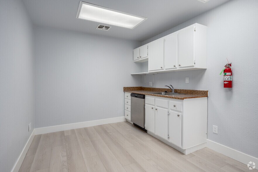 More Photos Of 3637 Mission Ave, Carmichael Office For Sale