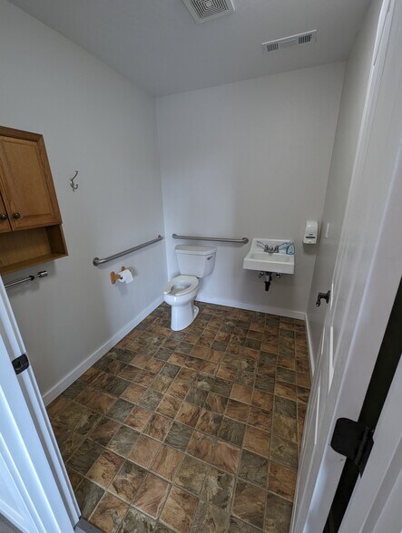 More Photos Of 616 Hemlock St, Brookings Office For Sale