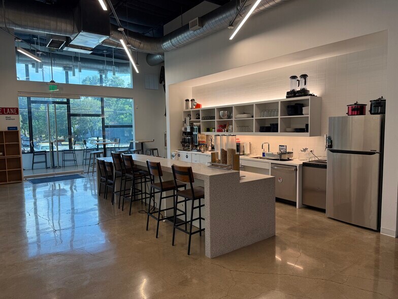 More Photos Of 2803 Manor Rd, Austin Office For Lease