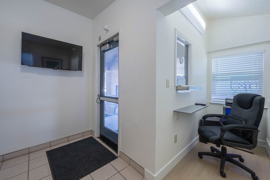 More Photos Of 6 S Wood St, Salinas Hotel For Sale