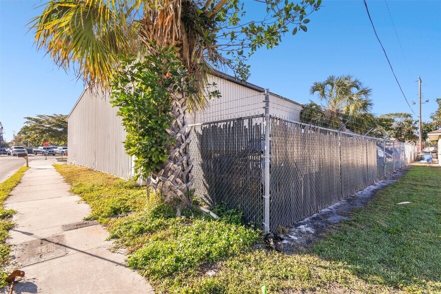 More Photos Of 2011 9th St, Bradenton Freestanding For Sale