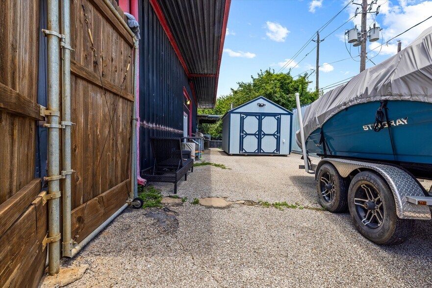 More Photos Of 902 51st St, Galveston Light Manufacturing For Sale