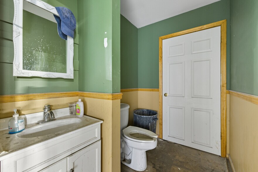 More Photos Of 801 W Grant Hwy, Marengo Freestanding For Lease