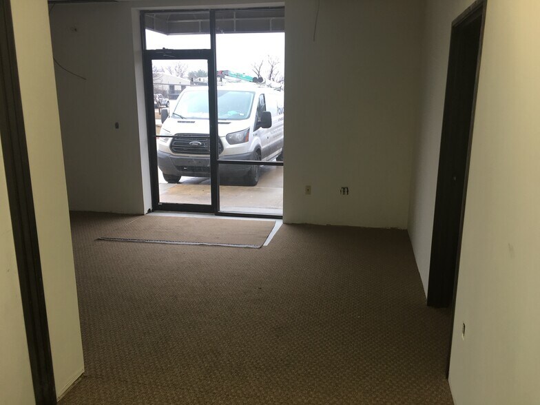 More Photos Of 709-711 Business Way, Wylie Showroom For Lease