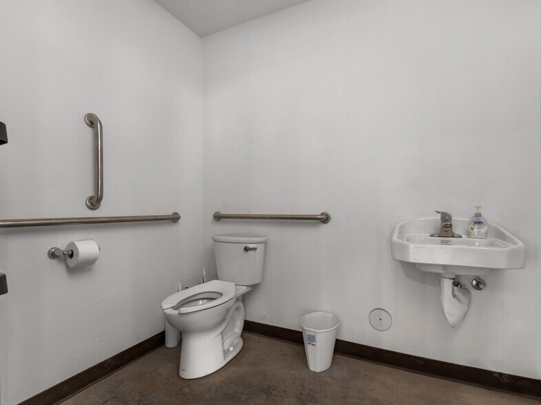 More Photos Of 20 Monarch Ln, Pueblo Industrial For Sale