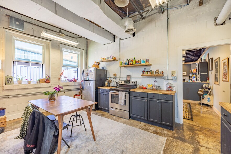 More Photos Of 46 Aston St, Asheville Light Manufacturing For Lease