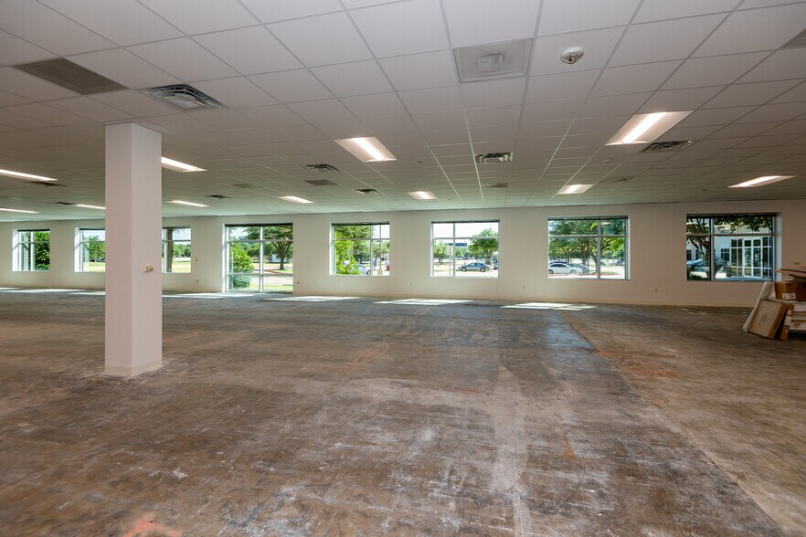 More Photos Of 8616 Freeport Pky, Irving Unknown For Lease
