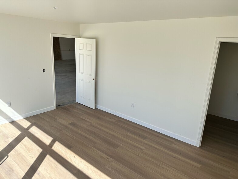 More Photos Of 7626 Balboa Blvd, Van Nuys Warehouse For Lease