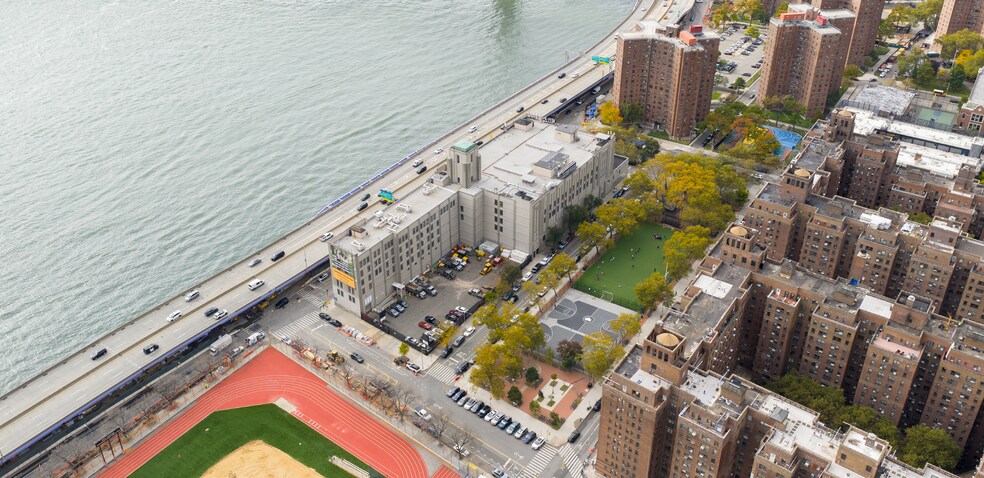 More Photos Of 220 South St, New York Self Storage For Lease