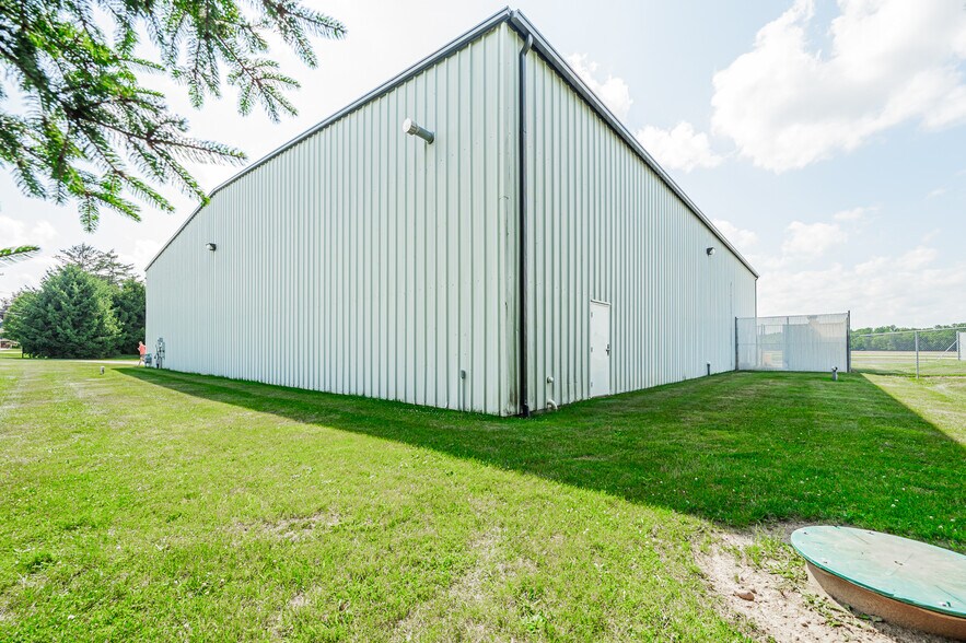 More Photos Of 300 Heath Rd, Heath Airplane Hangar For Sale