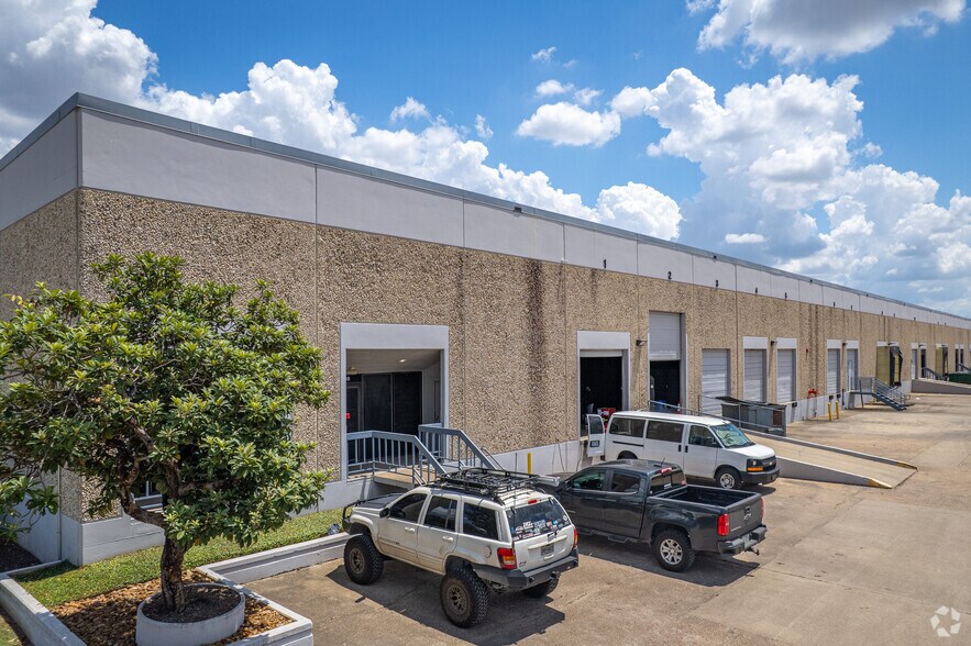 More Photos Of 1930-1998 Afton St, Houston Unknown For Lease