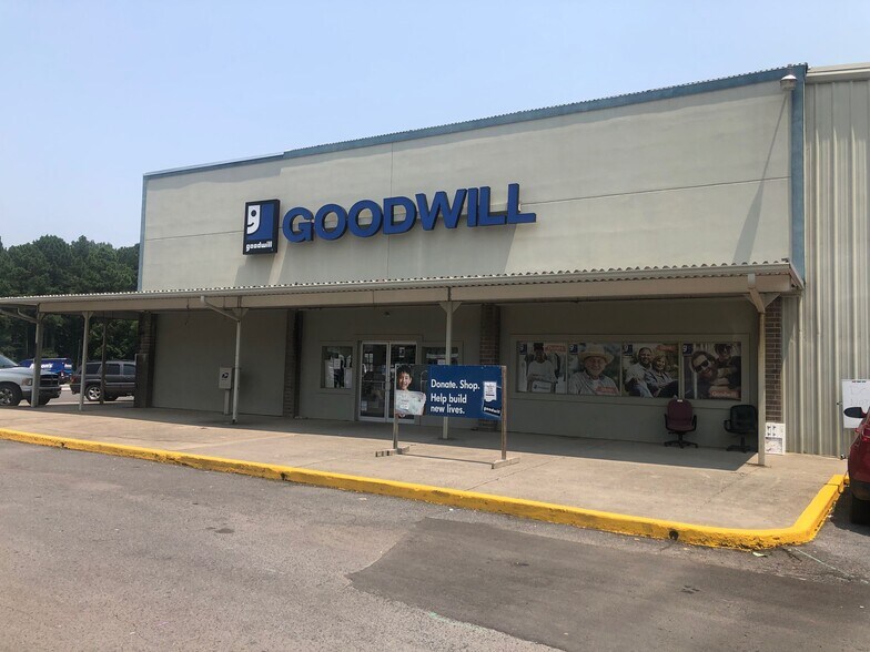 More Photos Of 920 N 3rd Ave, Chatsworth Storefront For Lease