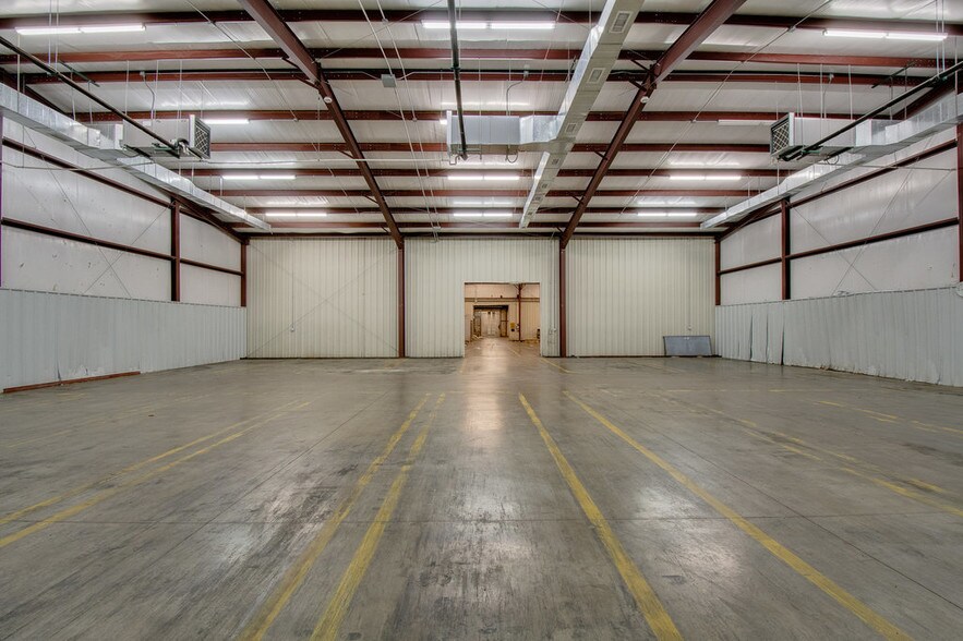 More Photos Of 1212 S Clay St, Ennis Manufacturing For Sale