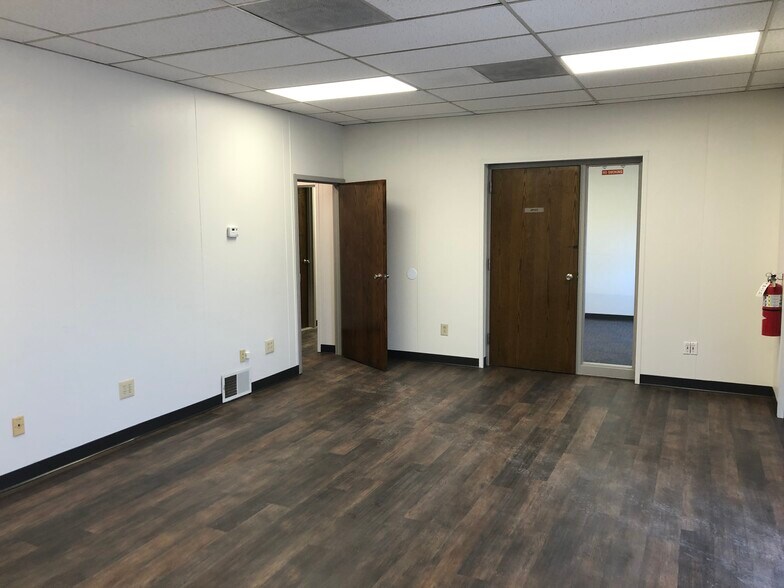 More Photos Of 3490 Manchester Tfwy, Kansas City Warehouse For Lease