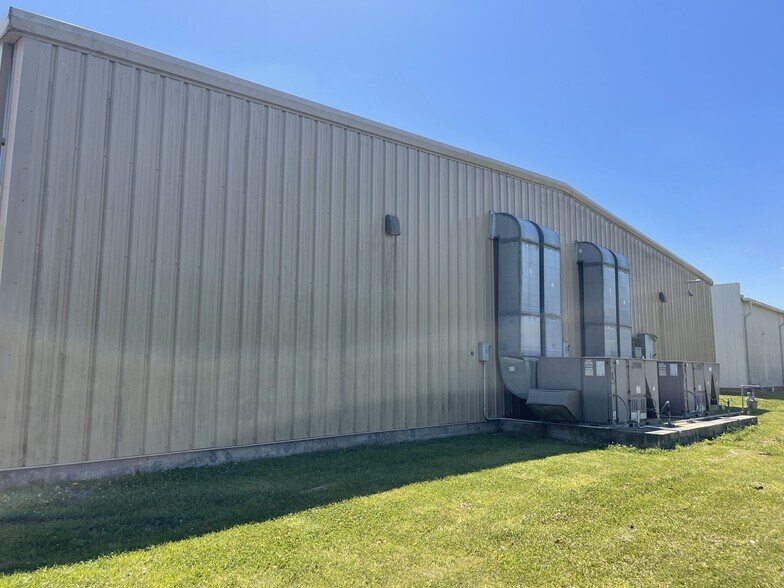 More Photos Of 44034 Highway 429, Saint Amant Freestanding For Lease