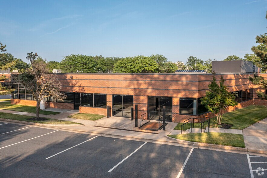 More Photos Of 450 Spring Park Pl, Herndon Unknown For Lease