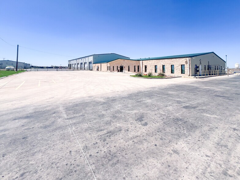 More Photos Of 3201 W Murphy St, Odessa Warehouse For Sale