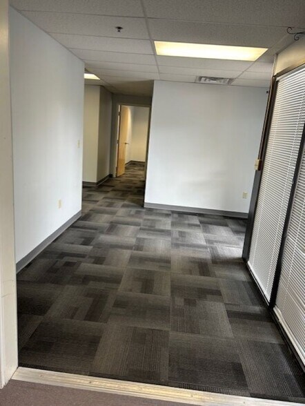 More Photos Of 7 Perimeter Rd, Manchester Light Manufacturing For Lease