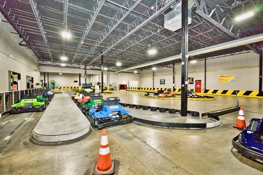 More Photos Of 7777-7847 N Caldwell Ave, Niles Manufacturing For Sale