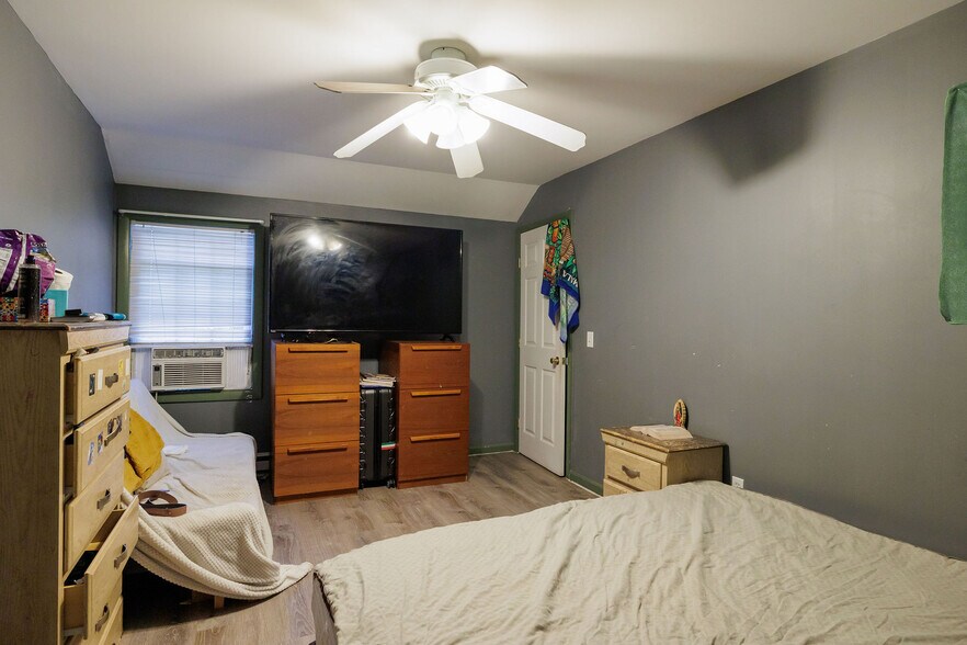 More Photos Of 139 S Main St, Sheffield Freestanding For Sale