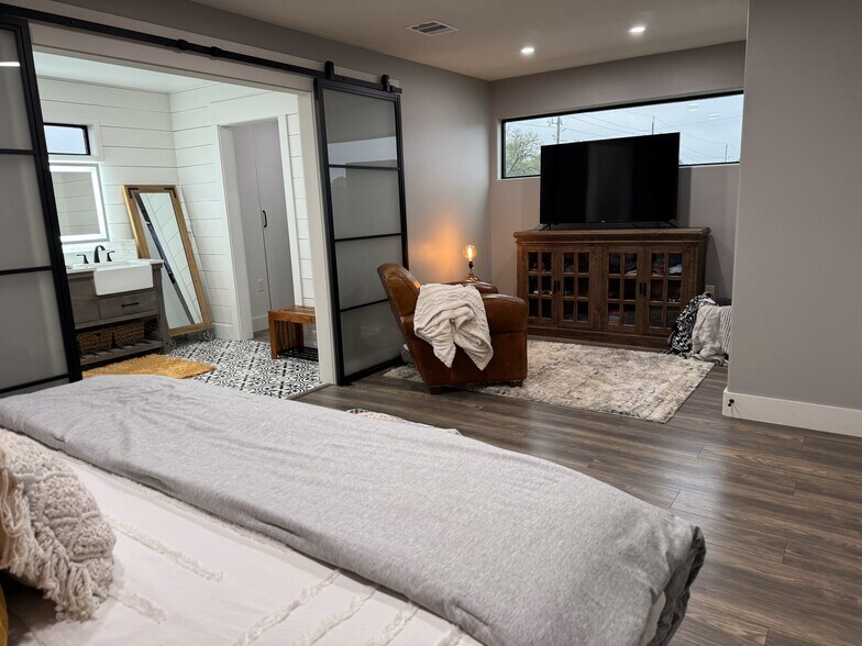 More Photos Of 112 N Avenue A, Humble Light Distribution For Sale