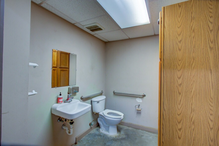 More Photos Of 108 Kelly Rd, Niceville Showroom For Lease