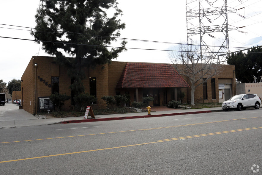 Primary Photo Of 18750 Oxnard St, Tarzana Warehouse For Lease