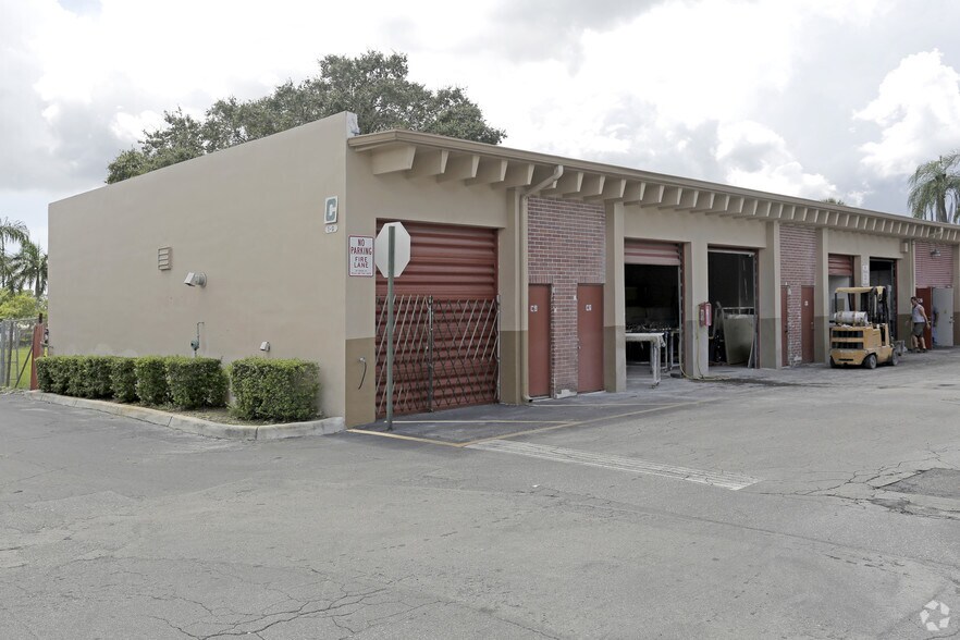 More Photos Of 991 S State Road 7, Fort Lauderdale Warehouse For Lease