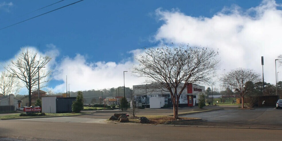 More Photos Of 300 Riverwind Dr, Pearl Restaurant For Sale