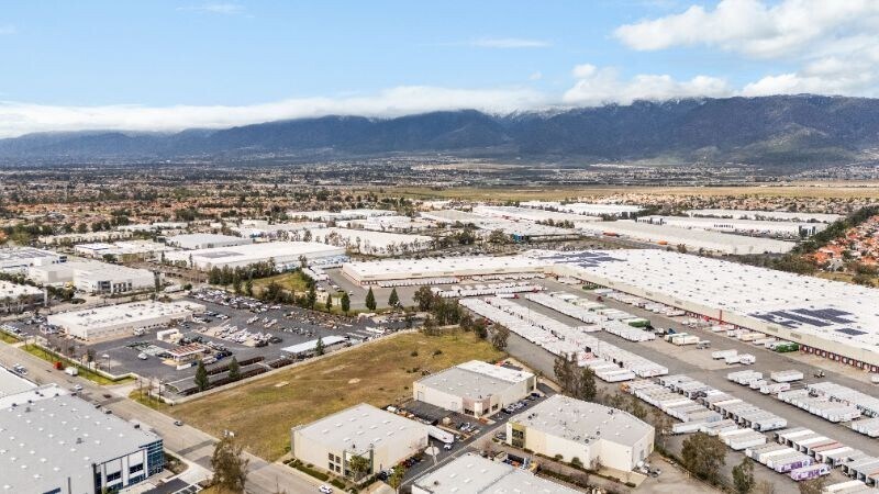 More Photos Of 14920 Hilton Dr, Fontana Warehouse For Lease