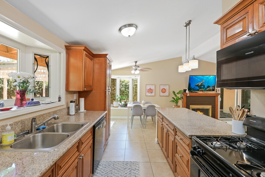 More Photos Of 1139 W Sycamore Ave, Orange Multifamily For Sale