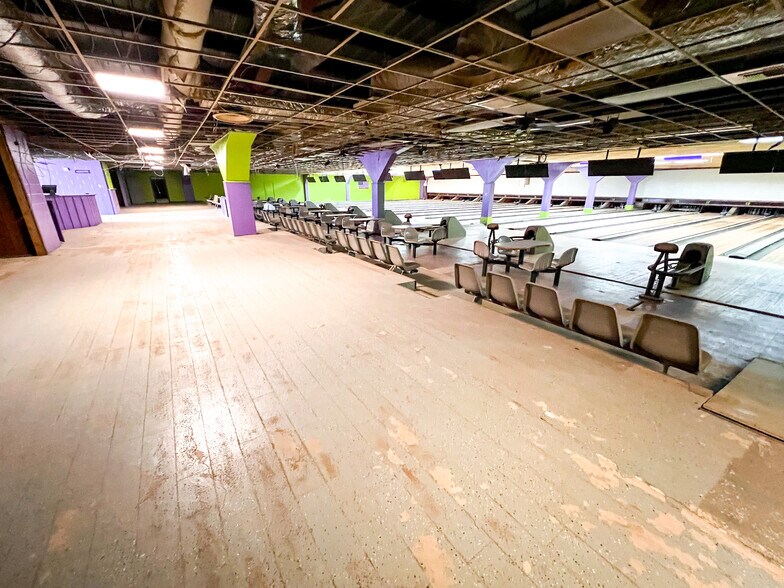 More Photos Of 3920 W Wall St, Midland Bowling Alley For Sale