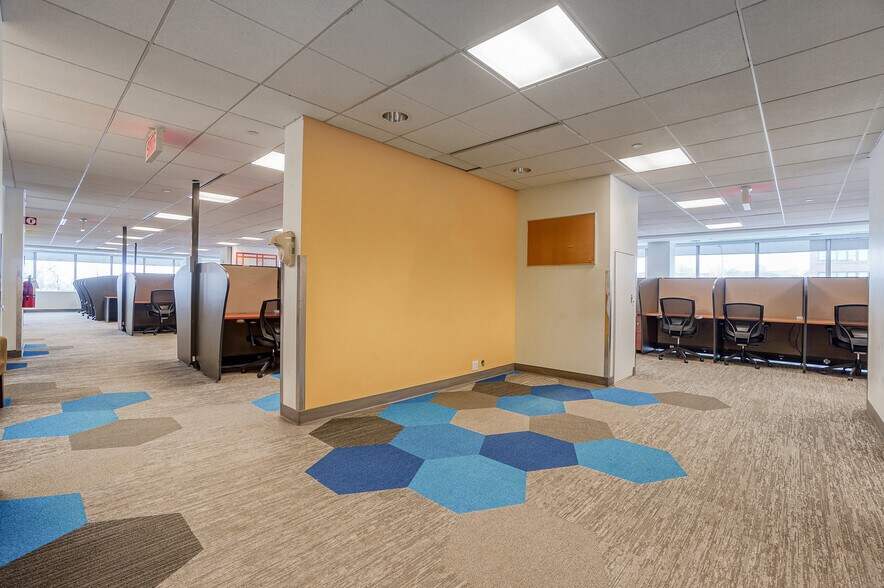 More Photos Of 5250 Boul Décarie, Montréal Office For Lease