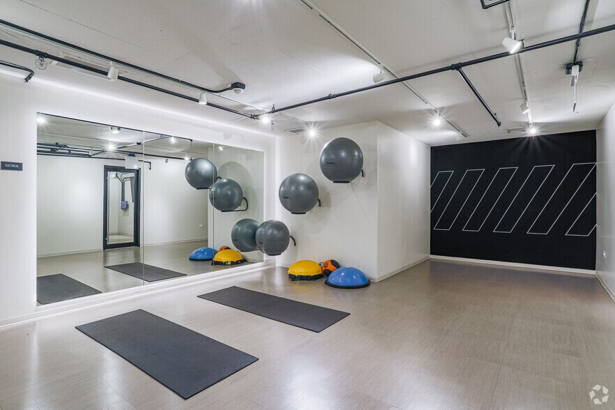 More Photos Of 2623-2627 N Clark St, Chicago Apartments For Lease