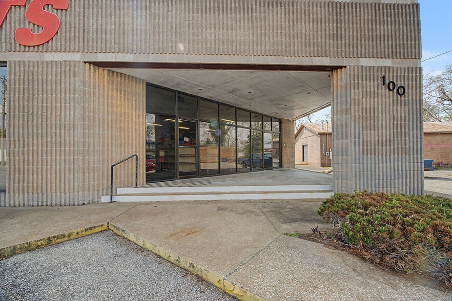 More Photos Of 100 Hopkinsville St, Russellville Freestanding For Sale