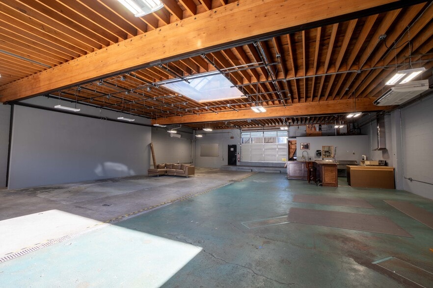 More Photos Of 2319 NE Glisan St, Portland Auto Dealership For Sale