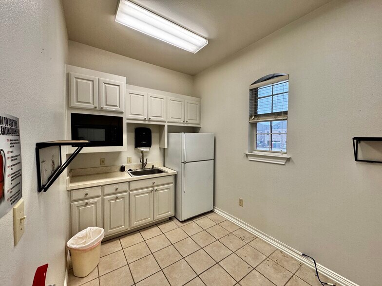 More Photos Of 702 Hunters Row Ct, Mansfield Office For Lease