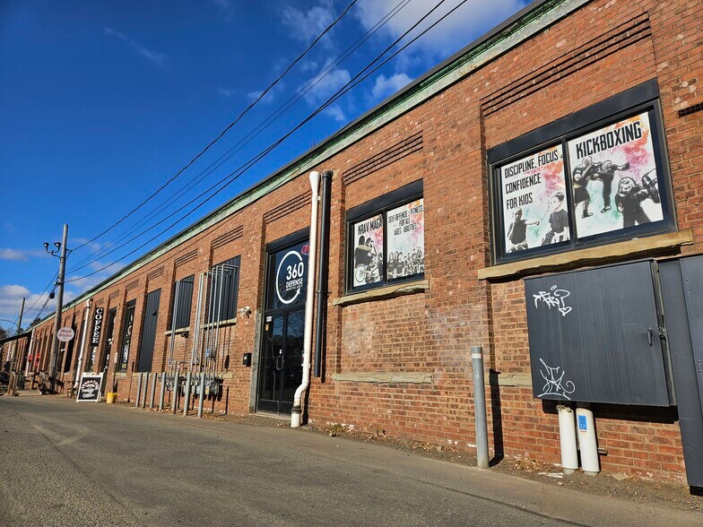 More Photos Of 725 Main St, Middletown Storefront For Lease