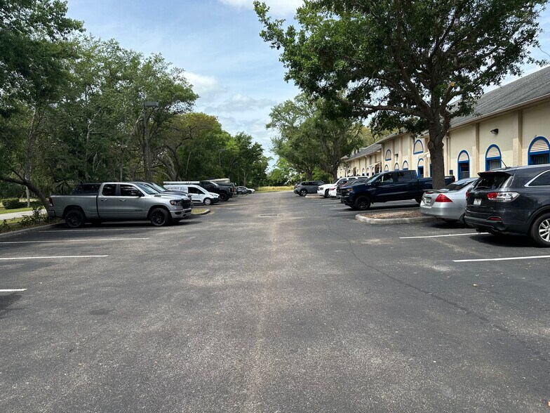 More Photos Of 221 Strawberry Oaks Dr, Orange City Light Manufacturing For Lease