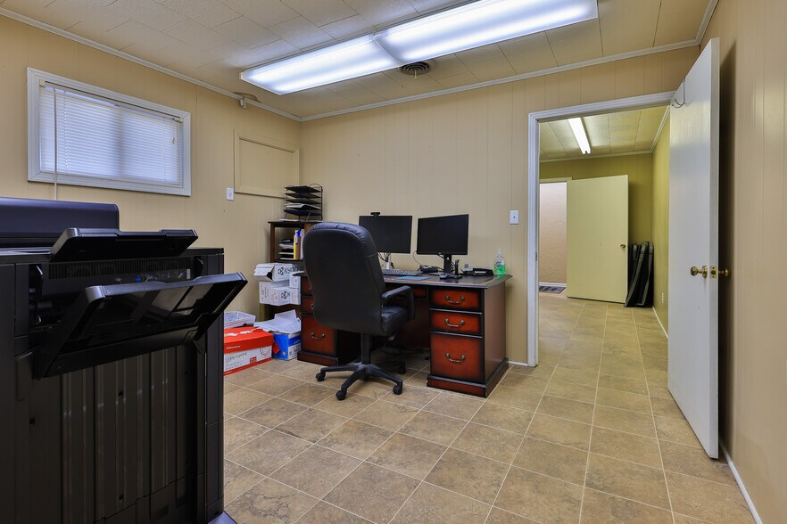 More Photos Of 308 N Lindell St, Martin Office For Sale