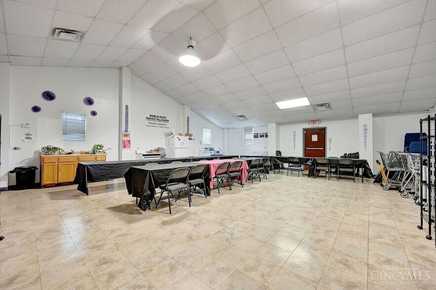 More Photos Of 10456 Pippin Rd, Cincinnati Office For Sale