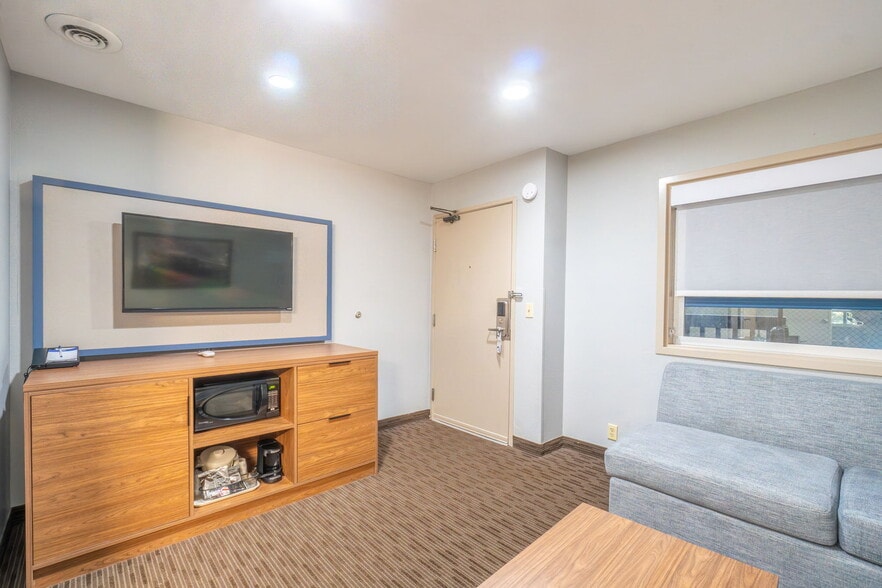 More Photos Of 4230 S Lewis Blvd, Sioux City Hotel For Sale