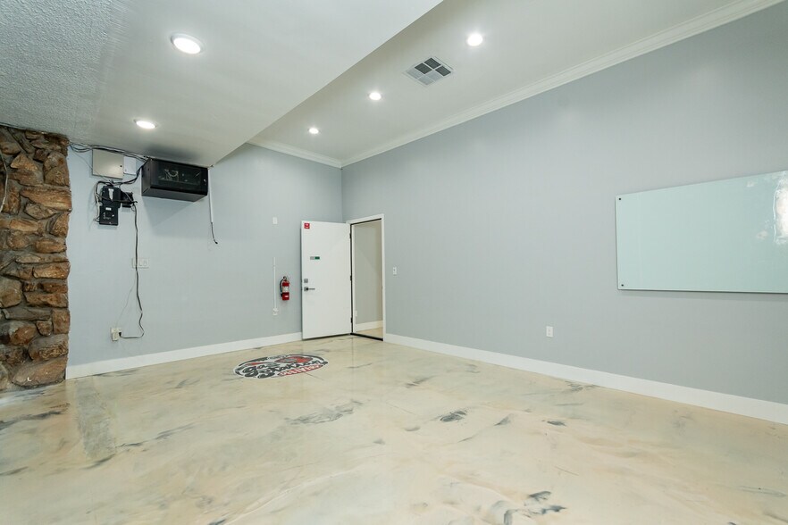 More Photos Of 8555-8559 Reseda Blvd, Northridge Storefront For Sale