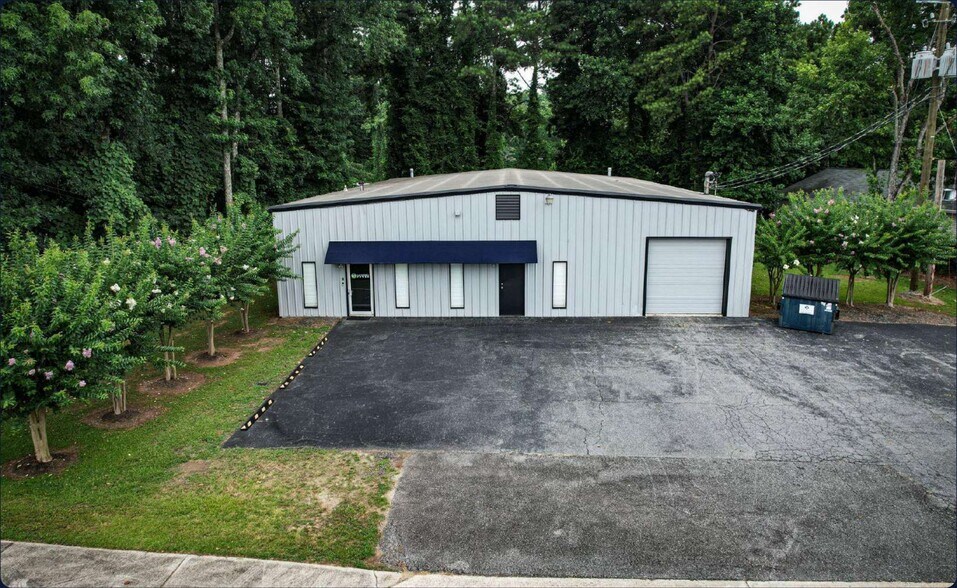 More Photos Of 505 Industrial Dr, Woodstock Mixed Retail For Sale