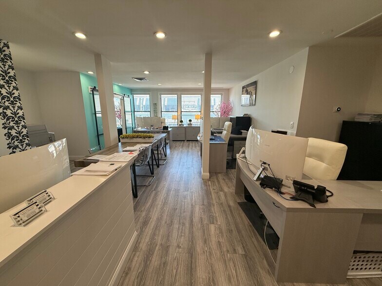 More Photos Of 260 Main St, Huntington Storefront For Lease