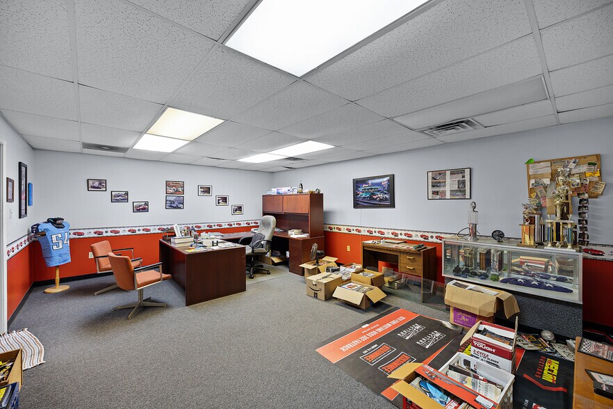 More Photos Of 39 N Madison Dr, Humboldt Showroom For Sale