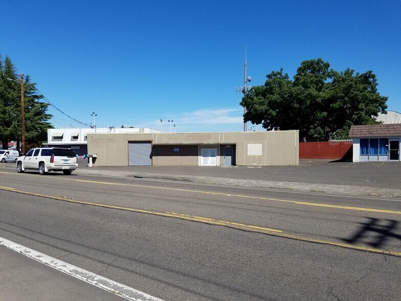 More Photos Of 3060 River Rd N, Salem Warehouse For Lease