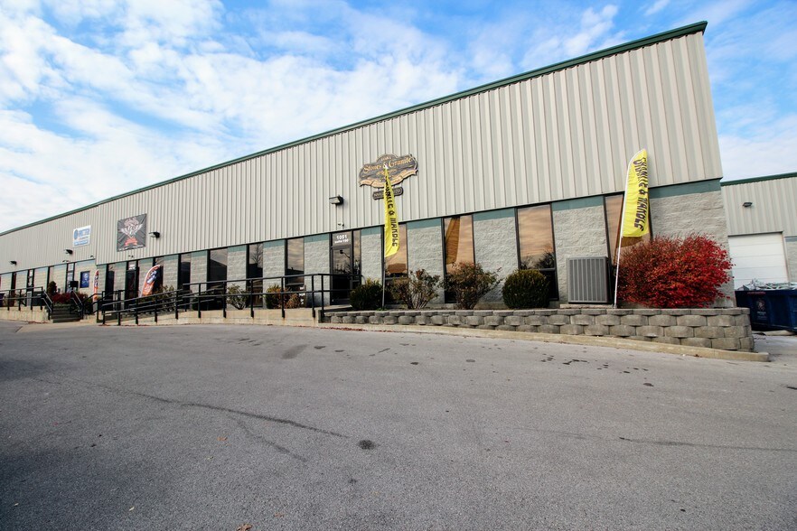 More Photos Of 1051 Floyd Dr, Lexington Flex For Lease